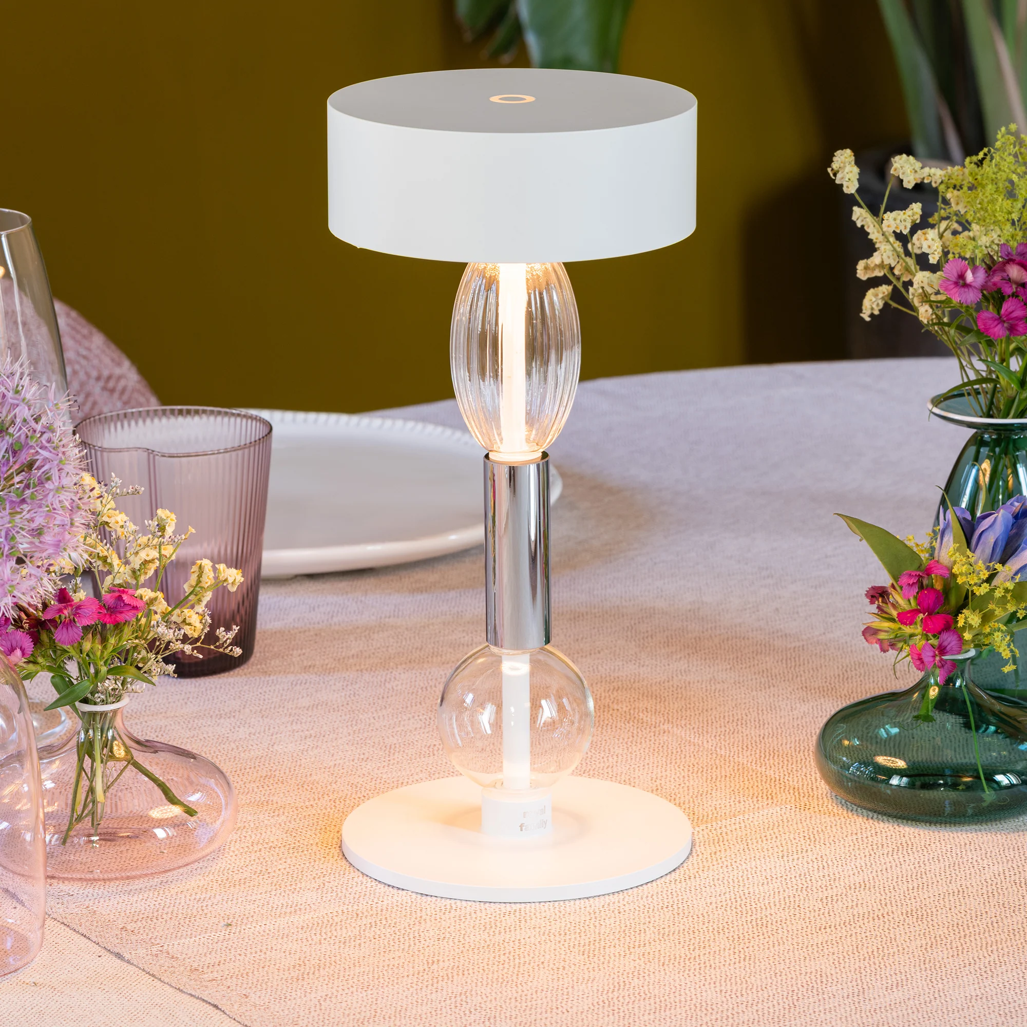 Royal Family Wi-Fi Table Lamp - Image 4